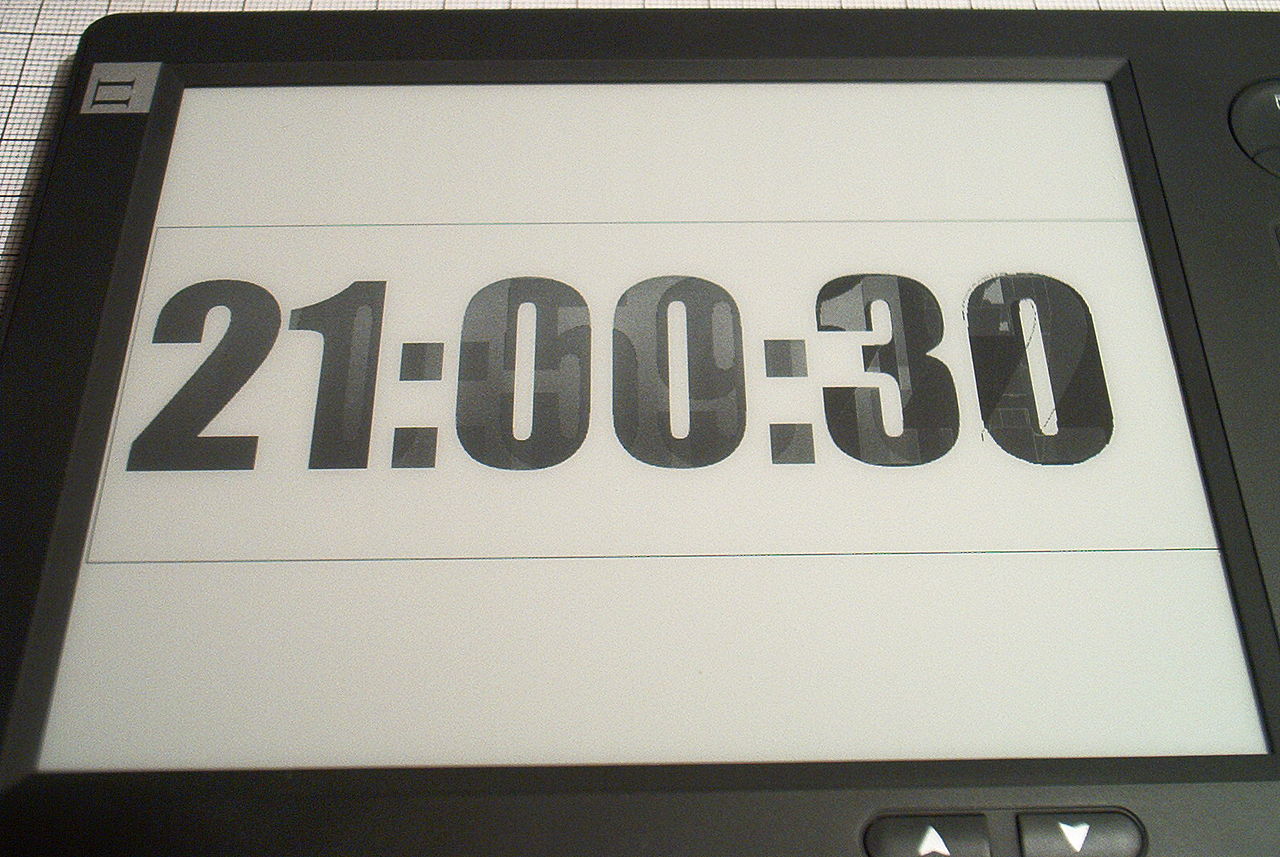 e-ink klokscherm met 21:00:30 met doorschijnend ghostbeeld 20:59:12